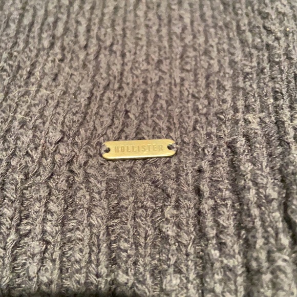 Hollister Knit Crewneck - Picture 2 of 4